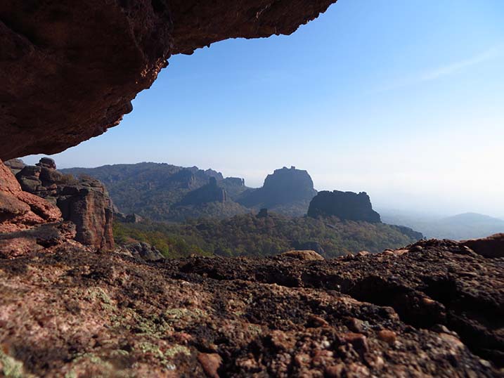 Blick zu Dromedar, Kiefernstein und Lange Wand aus dem Kletterführer Paules Kletterbibel Belogradtschik